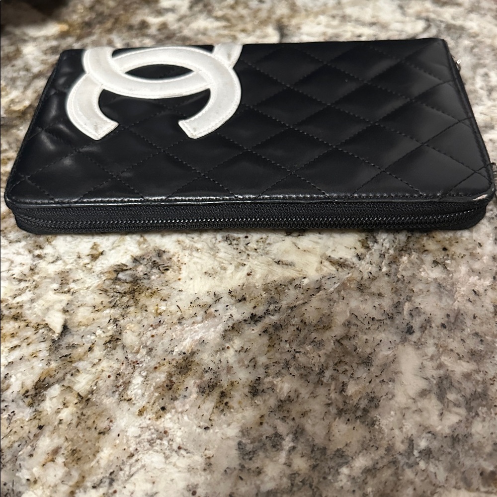 CHANEL Black and White Quilted Wallet PREOWNED. - Picture 7 of 17